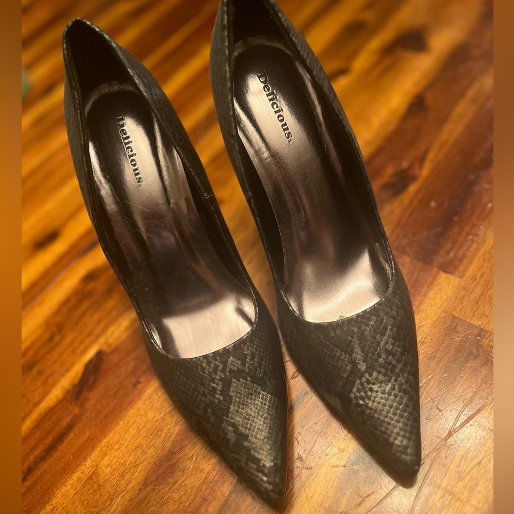 Grey snakeskin pumps size 10